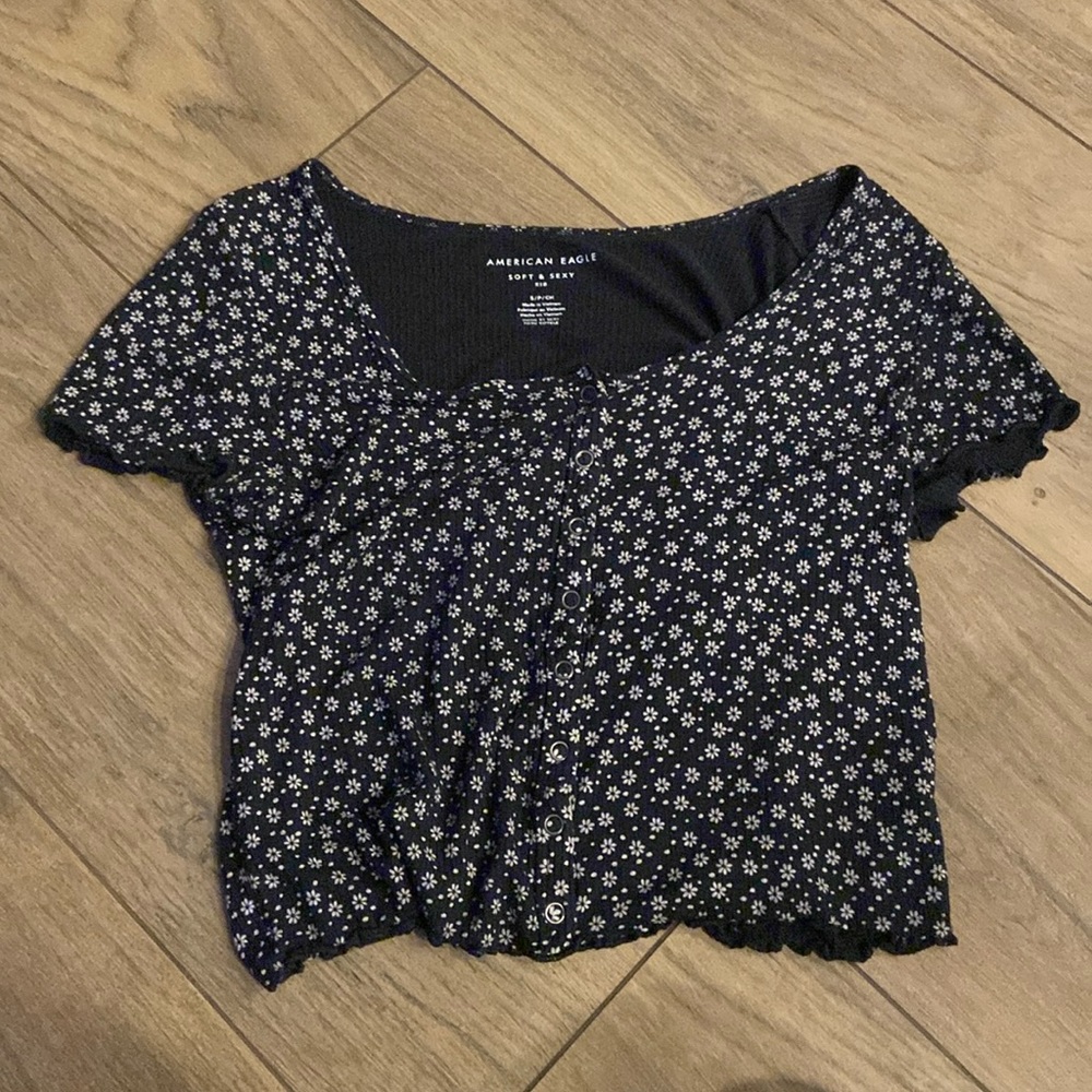 Cropped black t-shirt with flowers and buttons down the middle